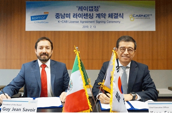강석희 CJ헬스케어 대표(오른쪽)와 가르시아 카르놋 대표가 13일 서울 중구 을지로 CJ헬스케어 본사에서 케이캡정 독점 공급 계약서에 서명하고 있다. (사진=CJ헬스케어)