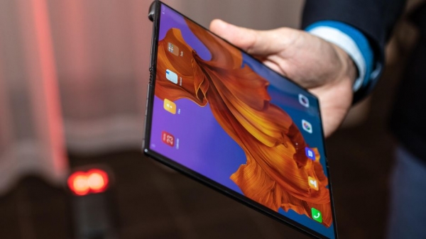 화웨이의 '메이트X'는 6.6인치 5G 스마트폰에서 화면을 펼치면 8인치 태블릿으로 변신한다. (사진=씨넷)