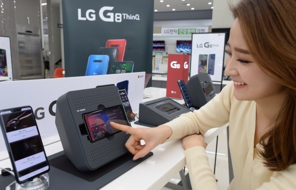 7일 LG전자 모델이 LG 베스트샵 서울양평점에서 붐박스부스터에 거치된  LG G8 씽큐의 스테레오 사운드를 체험해보고 있다. (사진=LG전자)