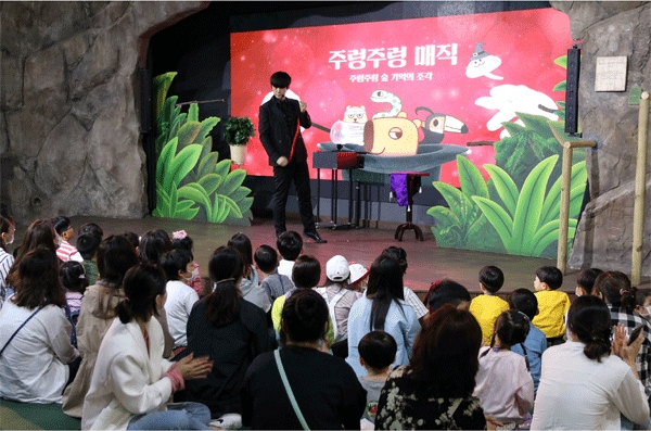 지난 23일 경기 하남시의 실내동물원 '주렁주렁'에서 '마데카솔과 함께하는 우리 가족 행복 나들이'에 나선 서울지역 소아암 어린이와 그 가족들이 마술쇼를 보고 있다. (사진=동국제약) 