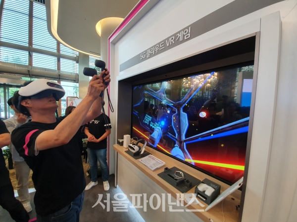 LG유플러스 관계자가 5G 클라우드 VR 게임 '팡VR'을 시연하고 있다. (사진=이호정 기자)
