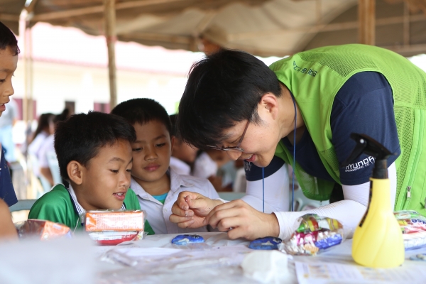 지난 4일 '새희망학교 9호' 사회공헌활동의 일환으로 라오스 왕마마을에 방문한 현대엔지니어링 임직원 봉사단원이 왕마중학교 학생들과 함께 '비누만들기'를 진행하고 있다. (사진= 현대엔지니어링)