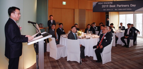김대철 HDC현대산업개발 사장(왼쪽에서 첫 번째)이 '베스트 파트너스 데이' 행사에서 축사를 하고 있다. (사진= HDC현대산업개발)
