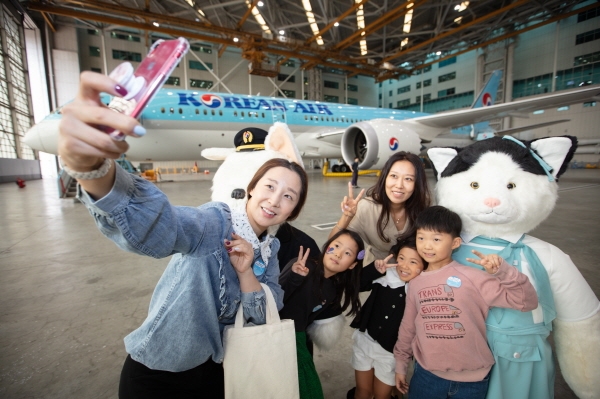 대한항공은 올해 창립 50주년을 맞아 20일 서울 강서구 공항동 본사에서 1600여 명의 임직원과 자녀들을 초청해 회사를 개방하는 '패밀리데이(Family Day)' 행사를 진행했다. (사진=대한항공)