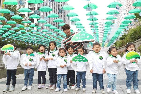 샌드박스의 최고콘텐츠책임자(CCO) '도티'(나희선)가 1일 서울 중구 무교동 초록우산어린이재단 도네이션 파크에서 어린이들과 초록우산 천사데이를 알리고 있다. (사진=샌드박스)