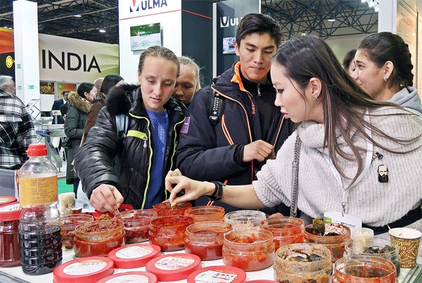 카자흐스탄 알마티에서 6~8일 열린 카자흐스탄 식품박람회(Food Expo Qazaqstan 2019) 현장에서 현지 소비자들이 한국산 발효식품을 맛보고 있다. (사진=한국농수산식품유통공사)