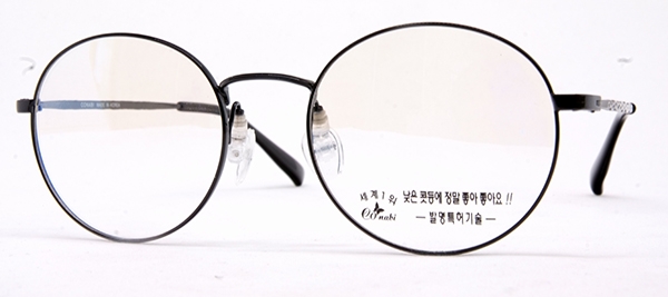 세계 특허 받은 쇼바가 장착된 안경(사진=코나비옵티컬)