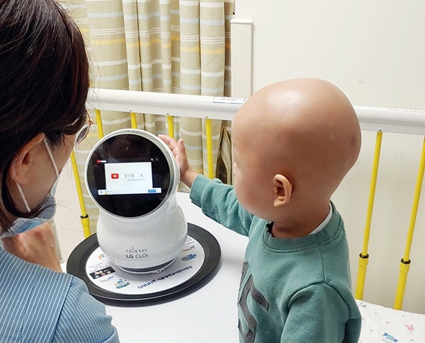 서울대학교어린이병원에서 치료 중인 어린이가 LG 클로이를 체험하고 있는 모습(사진=LG전자)