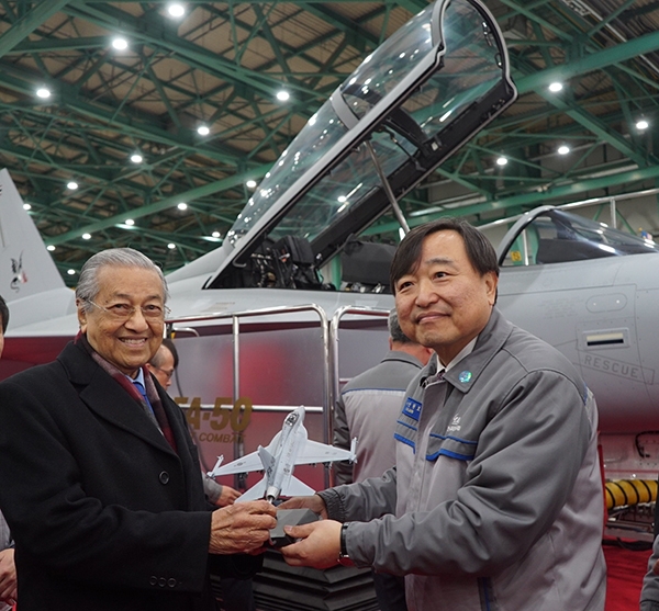 말레이시아 총리에게 KAI 안현호 사장이 FA-50 모형을 전달하는 모습(사진=한국항공우주산업)