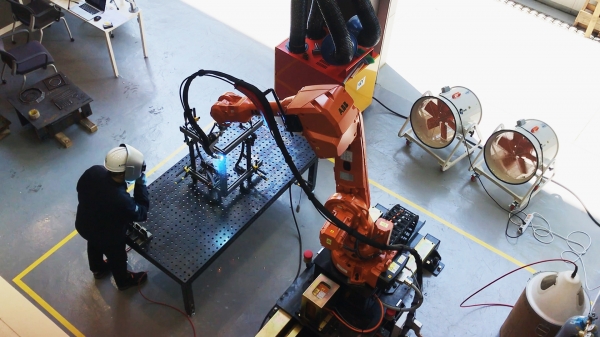 인공지능 산업용 로봇 현장 투입 예시. (사진= 현대건설)