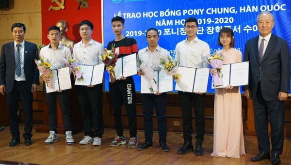 포니정재단은 28일 베트남 하노이국립대학교에서 ‘2019-2020 포니정 베트남 장학생’ 장학증서 수여식을 진행했다. (사진= HDC현대산업개발)