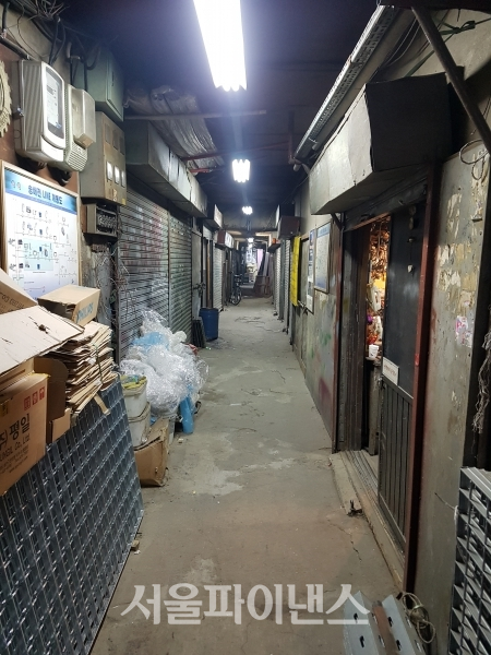 10일 오후 서울 중구 세운상가 내 위치한 가게들이 대부분 문을 닫은 모습. (사진= 박성준 기자)