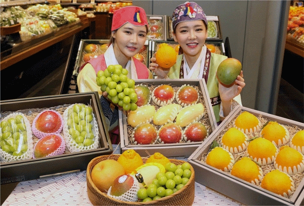 7일 서울 중구 신세계백화점 본점 지하 식품관 모델들이 '이색 과일' 선물세트를 선보이고 있다. (사진=신세계백화점)