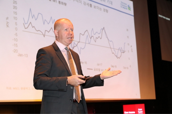 지난달 30일 서울 신라호텔에서 SC제일은행이 주최한 '2020 웰쓰케어 세미나'에서 스티브 브라이스(Steve Brice) 스탠다드차타드그룹 글로벌 투자전략 헤드가 올 글로벌 금융시장 전망에 대해 발표하고 있다. (사진=SC제일은행)