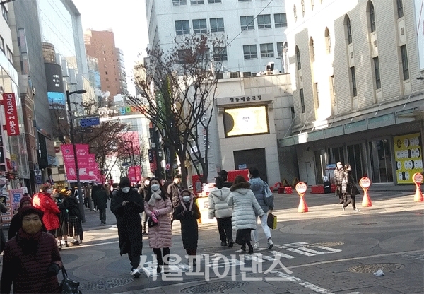 3일 오후 마스크를 쓴 소비자들이 서울 중구 명동 거리를 걷고 있다. (사진=이주현 기자) 