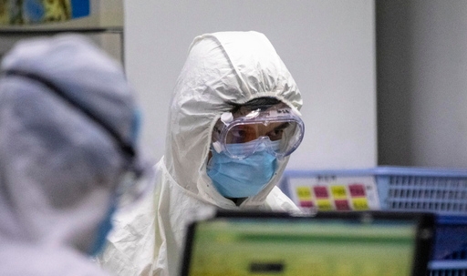 중국 광저우에 있는 다안진 연구소에서 의료진들이 '코로나19' RNA 검출 키트를 연구하고 있다. (사진=연합뉴스)