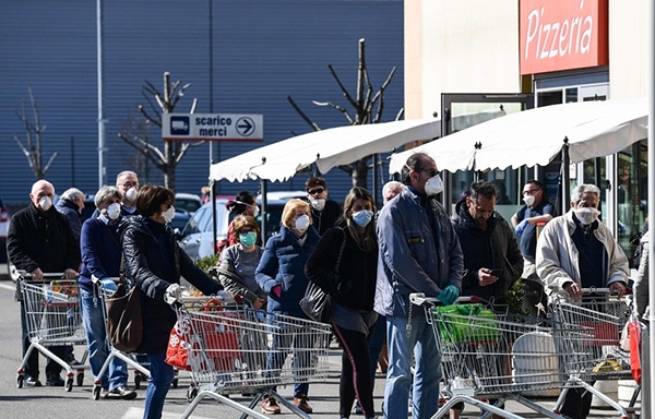 '전국 이동제한령' 이탈리아 슈퍼마켓 앞의 주민들. (사진=연합뉴스)
