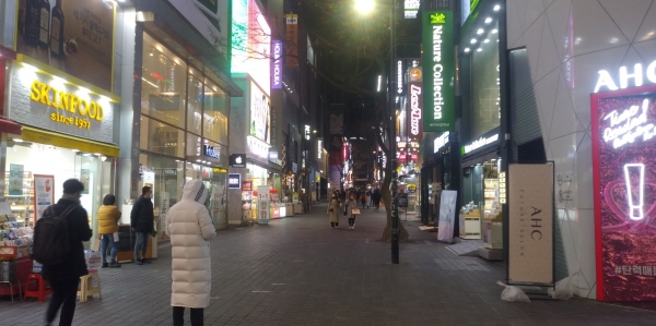 금요일 저녁에도 불구하고 코로나19 여파로 서울 명동 거리가 한산하다. (사진=서울파이낸스)