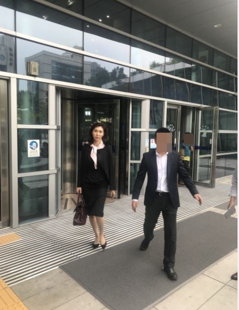 지난해 9월 서울가정법원에서 열린 이혼 첫번째 재판에서 노소영 아트센터 나비 관장이 재판을 마치고 법원을 나오고 있다.(사진=윤은식 기자)