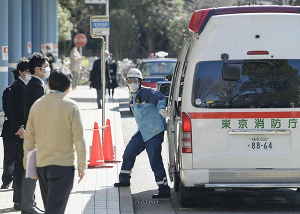 일본 도쿄도(東京都) 소방청 구급차가 신종 코로나바이러스 감염증 환자를 수용할 도쿄의 한 병원에 도착했다. (사진=연합뉴스)
