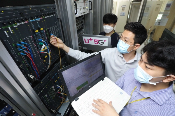 유비쿼스 관계자가 LG유플러스에 공급하는 10기가 인터넷 장비를 점검하고 있는 모습. (사진=LG유플러스)