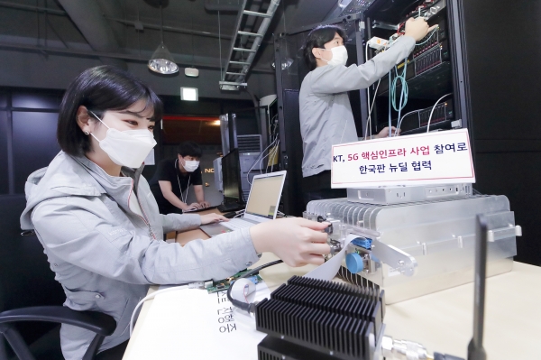 서울 우면동에 위치한 KT 융합기술원 5G 연구소에서 KT 연구원들이 5G 네트워크 장비를 테스트하고 있다. (사진=KT)