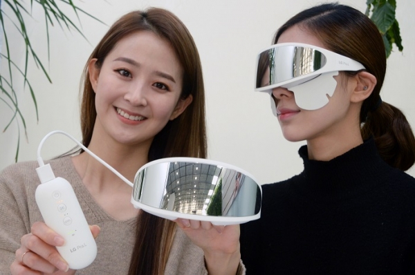 모델들이 LG전자가 새롭게 선보인 눈가 전용 뷰티기기 'LG 프라엘 아이케어(모델명: EWN1)'를 소개하고 있다. (사진=LG전자)