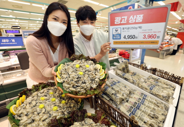 22일 오전 서울 성동구에 있는 이마트 성수점 수산매장에서 모델들이 이마트 생굴 행사를 소개하고 있다. (사진=이마트)