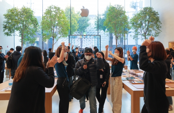 애플 신제품 아이폰12가 정식 출시된 30일 오전 서울 강남구 신사동 애플 가로수길 매장을 찾은 시민들이 직원들의 환호를 받으며 입장하고 있다. (사진=연합뉴스)