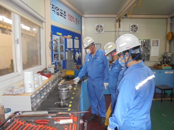 협력사 직원들이 코렘 기관차 엔진정비 실습에 참여하고 있는 모습. (사진=포스코)