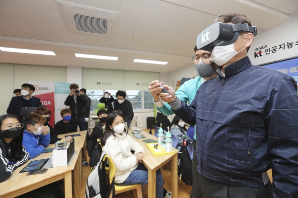 경북 의성군 안계면 안계초등학교 '10GiGA AI스쿨'에서 이철우 경상북도지사가 KT 슈퍼 VR 학습 콘텐츠를 체험하고 있다. (사진=KT)