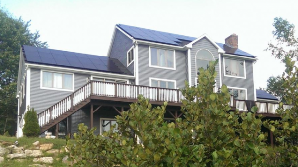 미국 한 주택 지붕에 설치된 한화큐셀 태양광 모듈 (사진=한화큐셀)