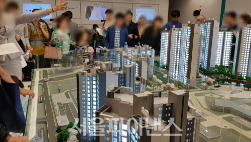 서울의 한 신규 아파트 견본주택에서 내방객들이 단지 모형을 둘러보고 있다. (사진=이진희 기자)