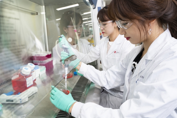 LG화학 생명과학사업본부 연구원들이 신약 연구를 하고 있다. (사진=LG화학)