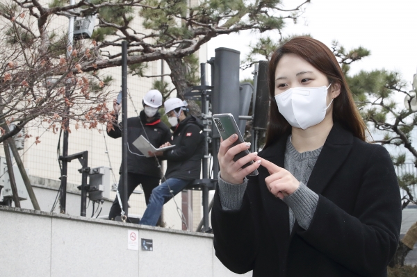 KT 직원들이 서울 종로구 KT 광화문사옥에 시범적으로 구축한 5G 단독모드(SA) 네트워크를 이용해 체감품질을 점검하고 있다. (사진=KT)