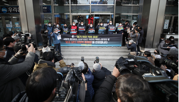 전국택배노동조합 관계자들이 27일 오후 서울 중구 한진택배 본사 앞에서 총파업 돌입 기자회견을 하고 있다. (사진=연합뉴스)