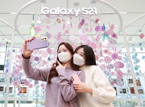 서울 강남구 삼성 디지털프라자 삼성대치점에서 소비자들이 '갤럭시S21'로 셀피를 촬영하고 있는 모습. (사진=삼성전자)
