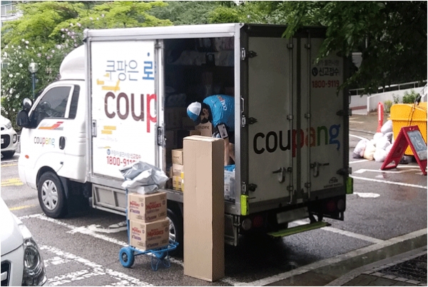 지난해 여름 서울 강북구의 한 아파트단지에서 쿠팡 배송직원이 상품을 정리하고 있다. (사진=이주현 기자)