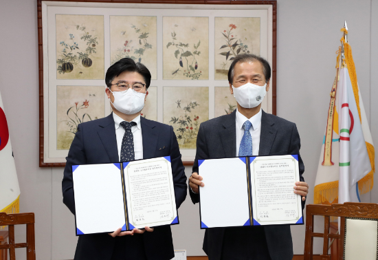 최문순 강원도지사(오른쪽)와 김성구 LG헬로비전 강원방송 대표가 협약서를 들어보이며 기념촬영하고 있다. (사진=LG헬로비전)