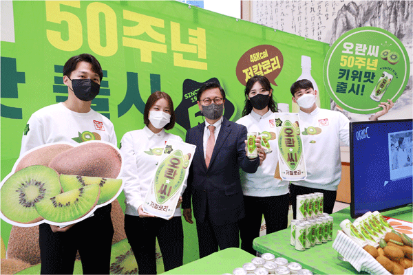 조익성 동아오츠카 대표이사(왼쪽 셋째)가 3일 서울 동대문구 동아오츠카 본사에서 임직원들과 '오란씨 키위' 출시를 자축하고 있다. (사진=동아오츠카) 