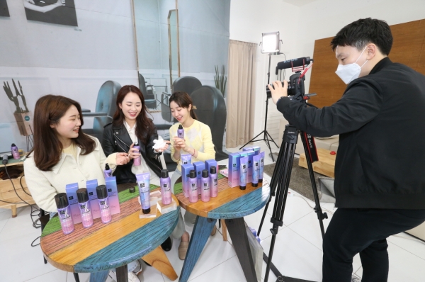 LG생활건강 내추럴 뷰티크리에이터들이 서울 시내 한 스튜디오에서 라이브 커머스 현장 실습에 참여하고 있다. (사진=LG생활건강)