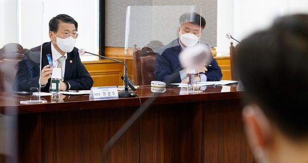 은성수 금융위원장(왼쪽)이 26일 오후 서울 명동 은행회관에서 열린 금융협회장 간담회에서 금융소비자보호법 관련 입장을 밝히고 있다. (사진=금융위원회)