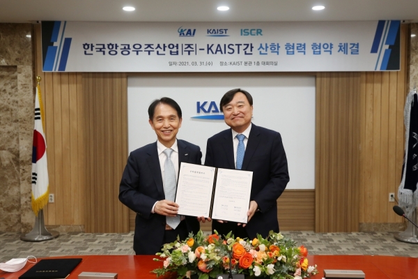 안현호 한국항공우주산업(KAI) 사장(오른쪽)과 이광형 한국과학기술연구원(KAIST) 총장이 항공우주기술연구센터 설립을 위한 업무협약(MOU)를 맺고 있다. (사진=한국항공우주산업)