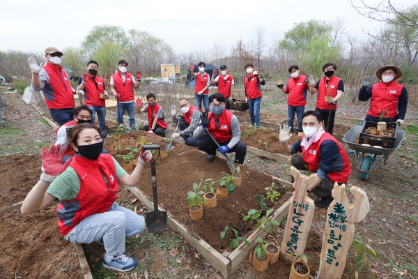 지난 2일 임직원이 서울 노을공원 자람터에서 도토리나무를 옮겨 심는 모습. (사진=LG유플러스)