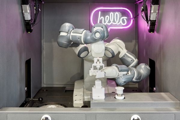 서울 성동구 아모레성수 매장에서 로봇이 개인 맞춤형 파운데이션과 쿠션 제품을 만들고 있다. (사진=아모레퍼시픽)