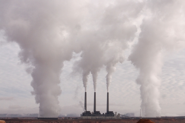 공장에서 배출되는 이산화탄소 등으로 인한 대기오염. (사진=픽사베이)