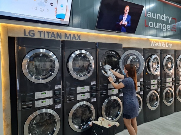 LG전자가 최근 오픈한 필리핀 마닐라 소재 '스마트 론드리 라운지(Smart Laundry Lounge)'에 상업용 세탁기·건조기를 공급했다. 고객이 '스마트 론드리 라운지'에서 LG 상업용 건조기를 사용하고 있다. (사진=LG전자)