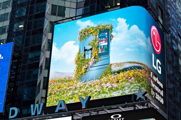 LG전자가 '지구의 날'을 맞아 환경을 보호하기 위한 캠페인을 펼친다. LG전자 미국법인은 美 뉴욕 맨해튼 타임스스퀘어에 있는 전광판을 활용해 탄소중립을 위한 캠페인을 진행하고 있다. (사진=LG전자)