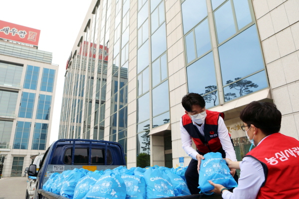 서울특별시 동작구 신대방동 농심 본사에서 직원들이 백혈병 환아들에게 보낼 선물세트를 트럭에 싣고 있다. (사진=농심)