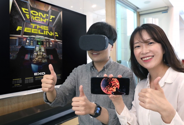 LG유플러스 관계자들이 내달 공개되는 아이돌그룹 '엑소(EXO)'의 VR 온라인 전시관을 알리는 모습. (사진=LG유플러스)